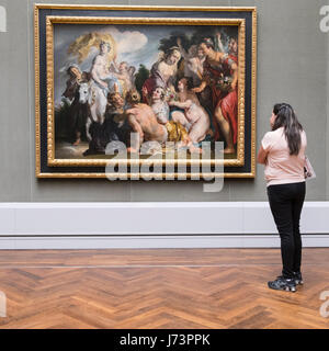 Donna che guarda la pittura Die Entfuhring der Europa da Jacob Jordaens Gemaldegalerie al museo, al Kulturforum di Berlino, Germania Foto Stock