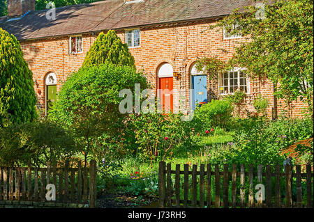 Cottage di mattoni colorati con porte anteriori in Stratford upon Avon, Warwickshire Foto Stock