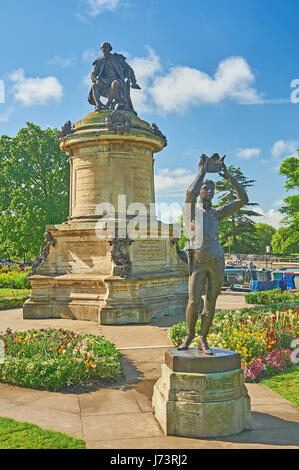 Il Memoriale di Gower statua di William Shakespeare sorge in Bancroft giardini nel cuore di Stratford upon Avon, Warwickshire Foto Stock