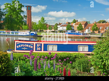 Battelli in Bancroft bacino in Stratford upon Avon con la torre per il Royal Shakespeare Theatre in background Foto Stock