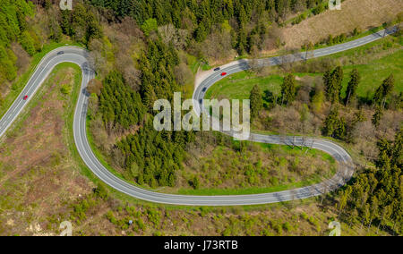 L 870 a Bilstein, curve e tornanti, moto itinerario, curve pericolose, Spitzkehre, Brilon, Sauerland, Hochsauerlandkreis, Nord Rhine-Westphali Foto Stock