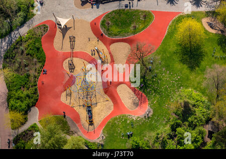 Reti della riproduzione di paesaggio sono state rinnovate, il parco giochi per bambini, parco giochi per bambini, rosso tappetino di sicurezza Maximilian-Park Hamm, Hamm, la zona della Ruhr, Nord Rhi Foto Stock