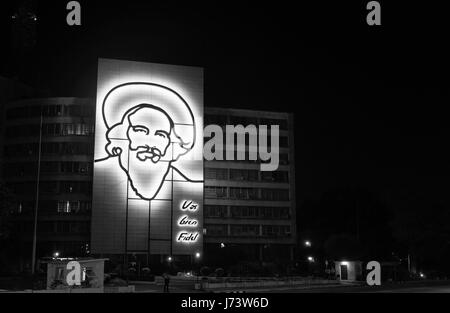 Illuminata traccia immagine monocromatica scultura di Camilo Cienfuegos rivoluzionario e mano destra uomo a Fidel Castro a lato del grande edificio in Cien Foto Stock