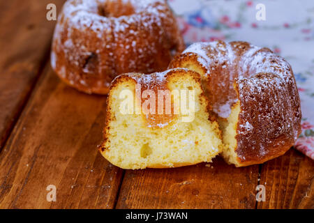 In casa canneles Parco Bordelais, francese dessert sucre glace dolce torta, gourmand, baker Foto Stock