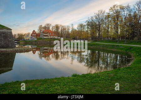 Splendida primavera sunrise over Kuressaare town park, Saaremaa, Estonia Foto Stock