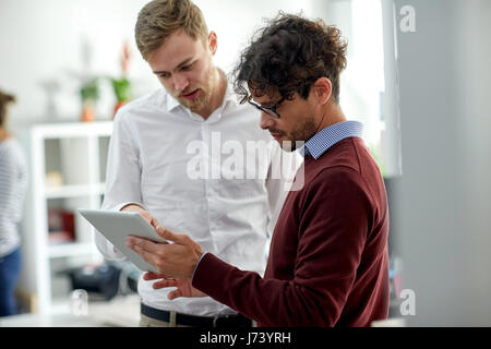 Chiusura del team Aziende con tablet pc in ufficio Foto Stock