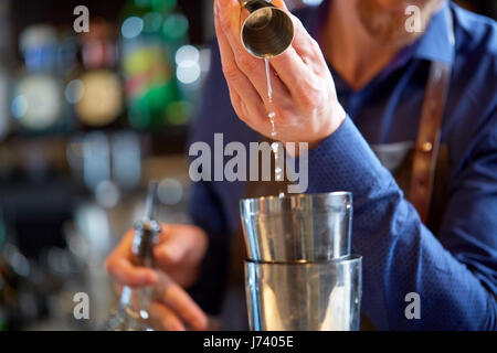 Barista con shaker la preparazione di cocktail al bar Foto Stock
