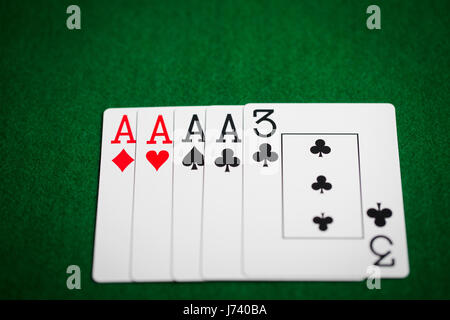 Mano di Poker di carte da gioco sul verde panno casinò Foto Stock