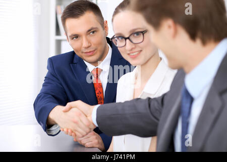 Due business man mano tremante a ogni altra finitura fino alla riunione Foto Stock