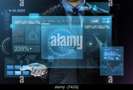 Close up di imprenditore con schermi virtuali Foto Stock