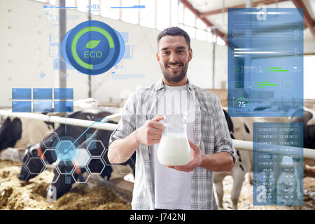 Uomo o contadino con latte di mucca su Dairy Farm Foto Stock