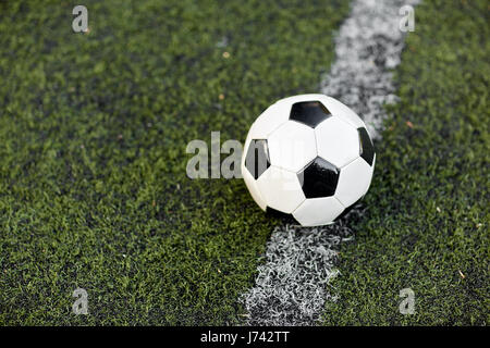 Pallone da calcio sul campo di calcio della linea di marcatura Foto Stock