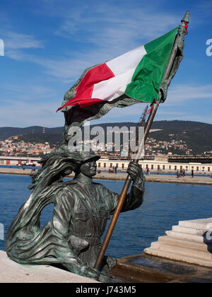 La bandiera italiana sulla statua di un bersagliere (anniversario della liberazione di Trieste). Foto Stock