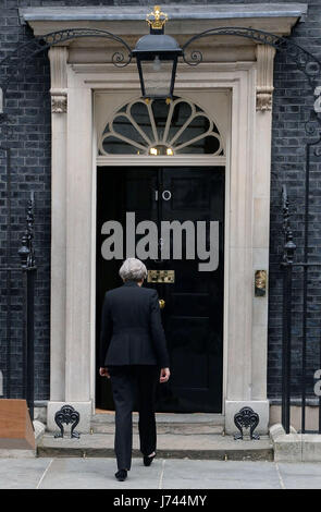 Il primo ministro Theresa Maggio dopo rivolgendosi ai media in Downing Street, Londra, dopo un attentatore suicida ha ucciso 22 persone, compresi i bambini, come un esplosione tore attraverso dei ventilatori lasciando un pop in concerto a Manchester. Foto Stock