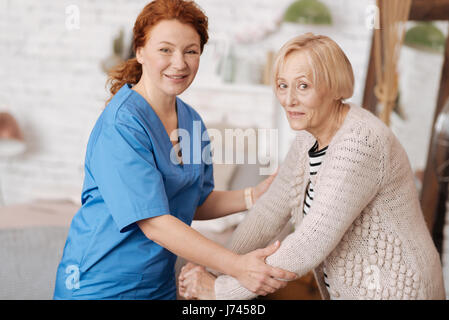 Gentile medico gentile assicurandosi che il suo paziente si sentono bene Foto Stock