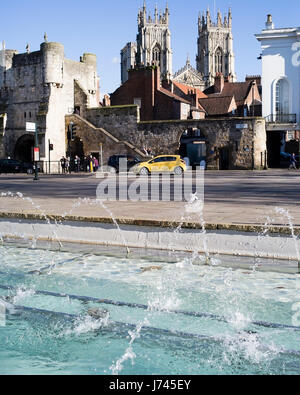 Un rinfrescante vista della cattedrale di York Minster dall esposizione Square, città di York, England, Regno Unito Foto Stock