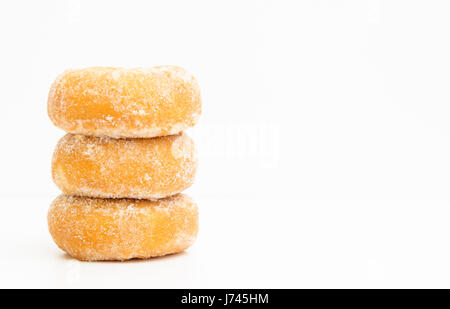 Mini ciambelline zucchero,pezzi dolci di zucchero ciambelle su sfondo bianco, spazio di copia Foto Stock