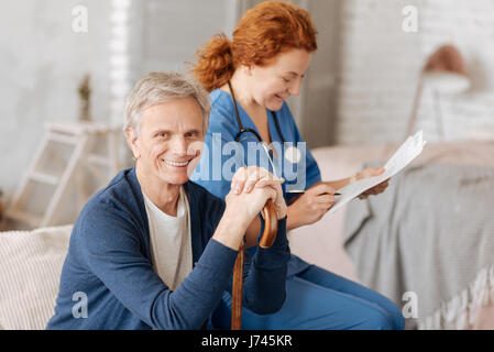 Paziente di età compresa tra i gentleman ricevendo la sua valutazione medica Foto Stock