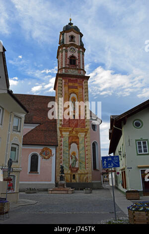 Mittenwald, Baviera, Germania. 11 maggio 2017. Chiesa di San Pietro e San Paolo Foto Stock