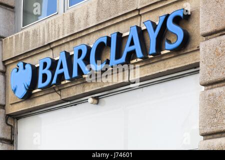 Lione, Francia - Agosto 15, 2016: Barclays Bank logo su una parete. Barclays è una multinazionale britannica dei servizi bancari e finanziari e società Foto Stock