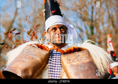 Personaggio di nome Zarramaco. La Vijanera, un carnevale d'inverno. Silió, Molledo, Cantabria, Spagna, Europa Foto Stock