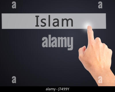 L'Islam - Mano premendo un pulsante sul fondo sfocato concetto . Business, tecnologia internet concetto. Stock Photo Foto Stock