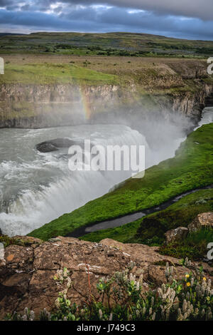 Gullfoss cascata con rainbow in estate in Islanda, Europa Foto Stock