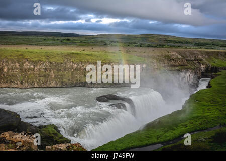 Gullfoss cascata con rainbow in estate in Islanda, Europa Foto Stock