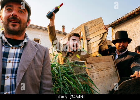 La sepoltura. La Vijanera, un carnevale d'inverno. Silió, Molledo, Cantabria, Spagna, Europa. Foto Stock