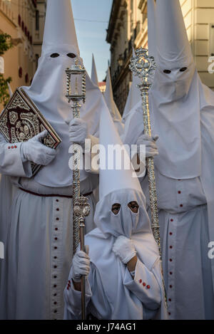 Trio di Nazareno Penitenti che partecipano a una processione durante la Pasqua. Foto Stock