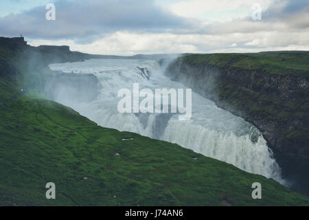 Gullfoss cascata in estate in Islanda, Europa - vintage colori con una certa quantità di cereali Foto Stock