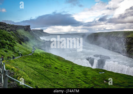 Gullfoss cascata in estate in Islanda, l'Europa con un irriconoscibile la gente in background Foto Stock