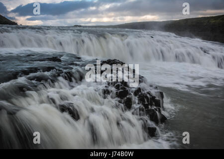 Gullfoss cascata in estate in Islanda, l'Europa - con acqua sfocatura del movimento Foto Stock