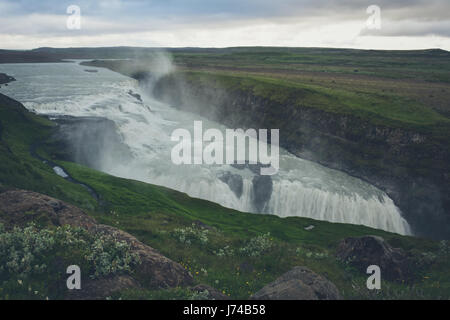 Gullfoss cascata in estate in Islanda, Europa - vintage colori con una certa quantità di cereali Foto Stock