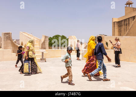 Visitatori presso la meridiana o strumento dell'osservatorio di Jantar Mantra a Jaipur, India Foto Stock