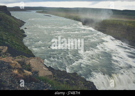 Gullfoss cascata in estate in Islanda, l'Europa con acqua motion blur - vintage colori con una certa quantità di cereali Foto Stock