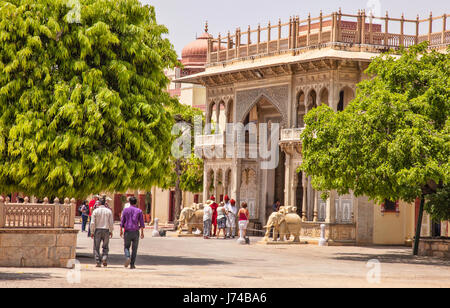 Ingresso del palazzo a Meridiana o strumento dell'osservatorio di Jantar Mantra a Jaipur, India Foto Stock
