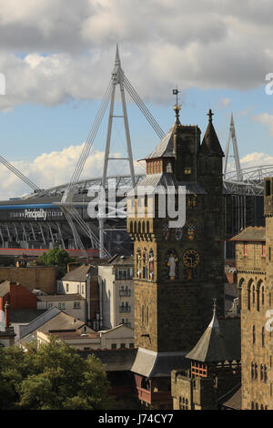 Il Castello di Cardiff e Principato Stadium, formalmente al Millennium Stadium di Cardiff, Galles, UK. Casa del Rugby gallese e il luogo per la Champions League. Foto Stock