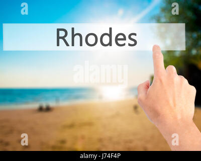 Rodi - Mano premendo un pulsante sul fondo sfocato concetto . Business, tecnologia internet concetto. Stock Photo Foto Stock