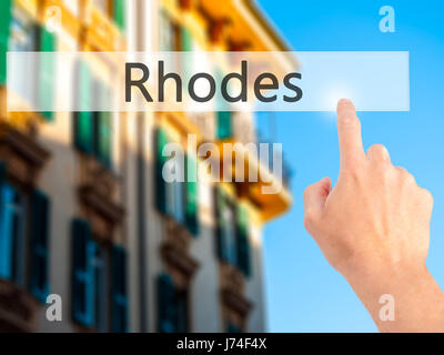 Rodi - Mano premendo un pulsante sul fondo sfocato concetto . Business, tecnologia internet concetto. Stock Photo Foto Stock