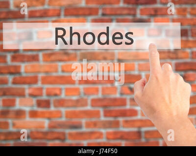 Rodi - Mano premendo un pulsante sul fondo sfocato concetto . Business, tecnologia internet concetto. Stock Photo Foto Stock