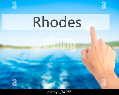 Rodi - Mano premendo un pulsante sul fondo sfocato concetto . Business, tecnologia internet concetto. Stock Photo Foto Stock