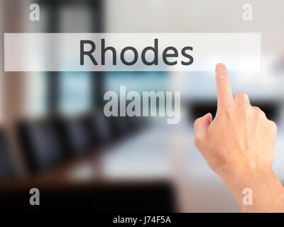 Rodi - Mano premendo un pulsante sul fondo sfocato concetto . Business, tecnologia internet concetto. Stock Photo Foto Stock