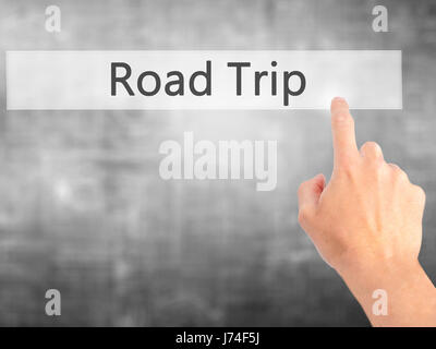 Viaggio su strada - Mano premendo un pulsante sul fondo sfocato concetto . Business, tecnologia internet concetto. Stock Photo Foto Stock