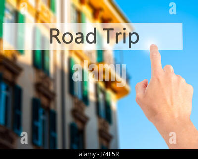Viaggio su strada - Mano premendo un pulsante sul fondo sfocato concetto . Business, tecnologia internet concetto. Stock Photo Foto Stock