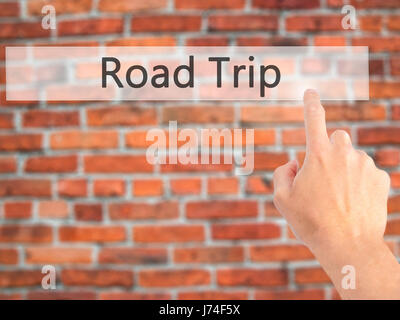 Viaggio su strada - Mano premendo un pulsante sul fondo sfocato concetto . Business, tecnologia internet concetto. Stock Photo Foto Stock