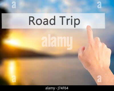 Viaggio su strada - Mano premendo un pulsante sul fondo sfocato concetto . Business, tecnologia internet concetto. Stock Photo Foto Stock