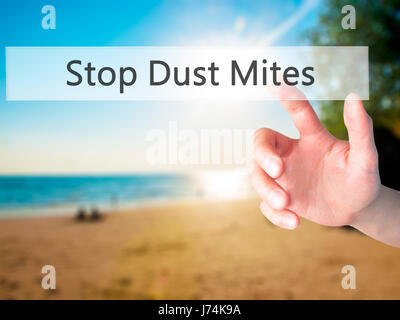 Smettere di acari della polvere - Mano premendo un pulsante sul fondo sfocato concetto . Business, tecnologia internet concetto. Stock Photo Foto Stock