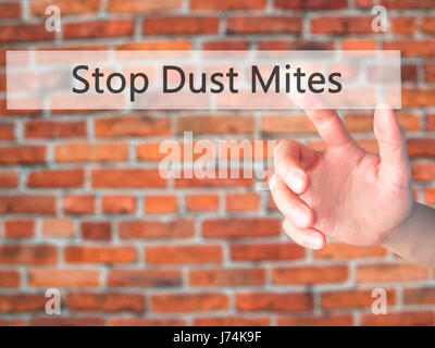 Smettere di acari della polvere - Mano premendo un pulsante sul fondo sfocato concetto . Business, tecnologia internet concetto. Stock Photo Foto Stock