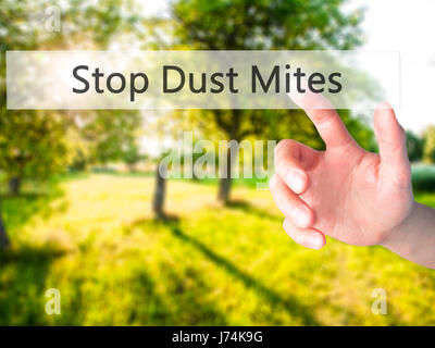 Smettere di acari della polvere - Mano premendo un pulsante sul fondo sfocato concetto . Business, tecnologia internet concetto. Stock Photo Foto Stock